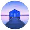 Fototapeta Okrągła Boathouse – Spokój Wody i Artystyczna Refleksja