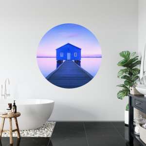 Fototapeta Okrągła Boathouse – Spokój Wody i Artystyczna Refleksja
