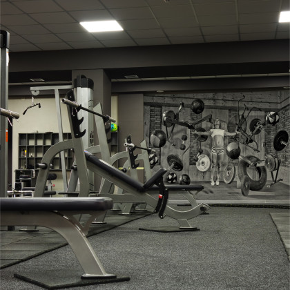 Fototapeta Kobieta Lewitująca Między Sprzętem Sportowym