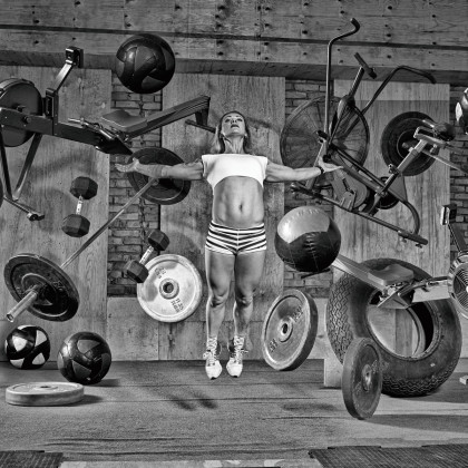 Fototapeta Kobieta Lewitująca Między Sprzętem Sportowym