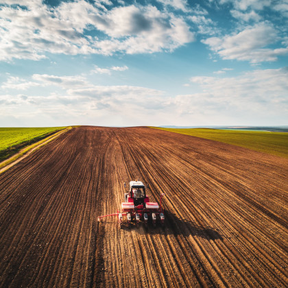 Fototapeta Widok Z Lotu Ptaka Na Traktor Na Polu