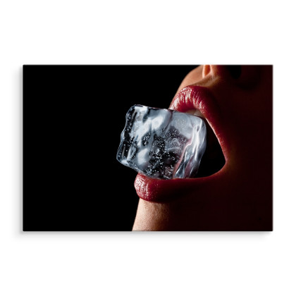 Obraz Na Płótnie Kobieta Z Kostką Lodu W Ustach
